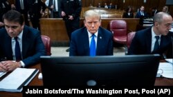 El expresidente de EEUU Donald Trump espera el inicio de los procedimientos de selección del jurado en una corte criminal de Manhattan, en Nueva York, el 18 de abril de2024.