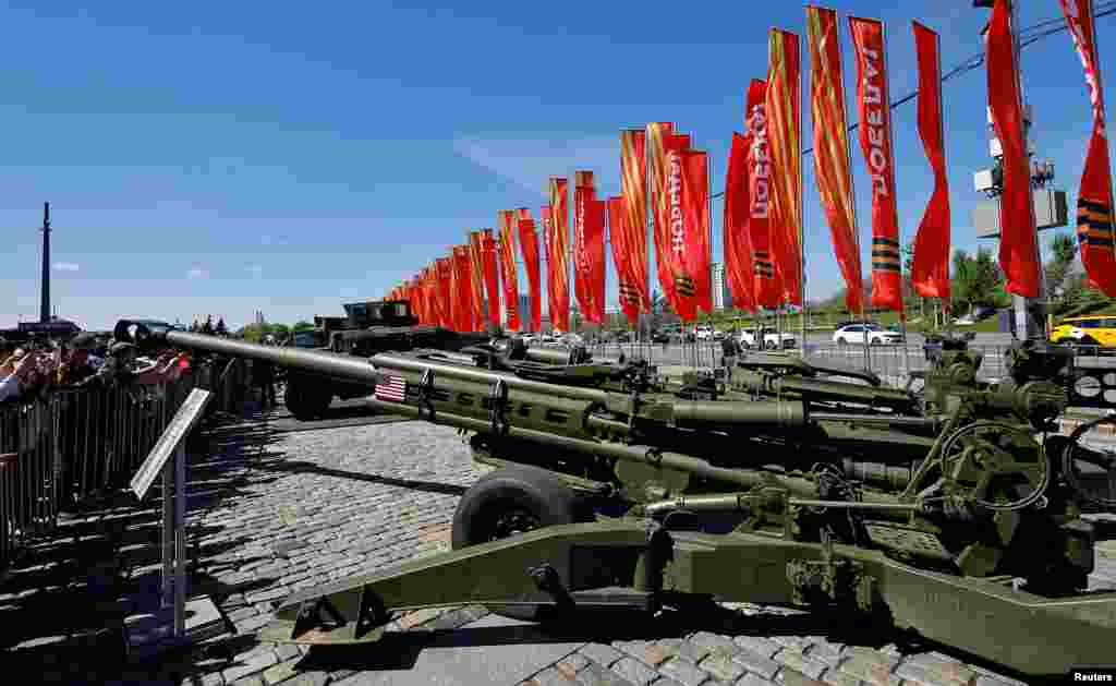 Los visitantes observan un lanza obuses M777 de producción estadounidense. "La exhibición de estos trofeos atraerá un gran interés entre los residentes de Moscú, los visitantes de nuestra ciudad y todos los residentes del país", dijo el portavoz del Kremlin, Dmitry Peskov. "Todos deberíamos ver los maltrechos equipos del enemigo".