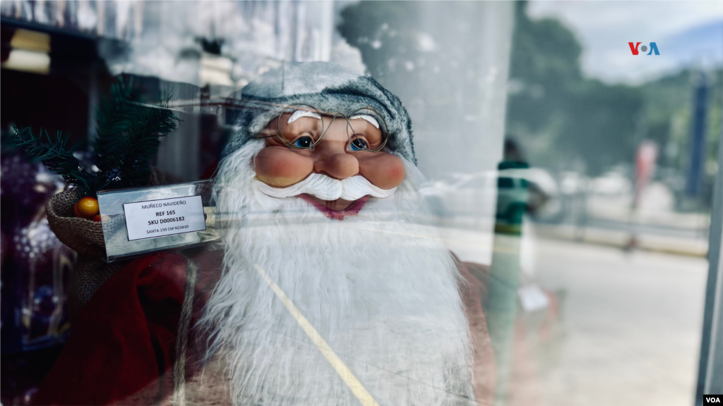 En tiendas como Damasco, este es su segundo año consecutivo vendiendo decoraciones y accesorios navideños a pesar de ser una tienda especializada en electrodomésticos. Este año también adelantaron la Navidad. La tienda ofrece árboles de Navidad, luces y bambalinas, estas últimas van desde los 5 hasta los 10 dólares. 