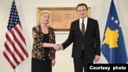 Nikol Čulik, zamenica pomoćnika državnog sekretara SAD i Aljbin Kurti, premijer Kosova (Foto: Vlada Kosova)