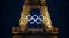 A Torre Eiffel com os anéis olímpicos, iluminada antes dos Jogos Olímpicos e Paralímpicos de Paris 2024, em Paris.