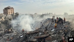 A la recherche de survivants après une frappe aérienne israélienne dans le camp de réfugiés de Nusseirat, dans la bande de Gaza, le 31 octobre 2023.