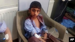 Dečak povređen u eksploziji bombe prima pomoć u bolnici, u Mastungu nedaleko od Kvete, Pakistan, 29. septembra 2023, na fotografiji koju je objavila Policija.