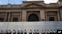 La policía hace guardia en el edificio del Congreso antes de una protesta exigiendo la renuncia del presidente Alejandro Giammattei, en la Ciudad de Guatemala, el 28 de noviembre de 2020.