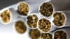 This Dec. 17, 2019 photo shows a group of cigarettes in New York. About 14% of U.S adults were cigarette smokers last year, for the third year in a row. Meanwhile, the adult vaping rate still appears to be rising, according to a new government report. (Foto: AP/Patrick Sison)