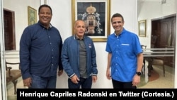 Dos de los líderes políticos de la oposición, Manuel Rosales, en el centro de la foto, y Henrique Capriles Radonski, a la derecha, posan para una fotografía tras reunirse el sábado, en Maracaibo. Les acompaña el alcalde de la ciudad, Rafael Ramírez.
