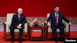 ប្រធានាធិបតី​រុស្ស៊ីលោក Vladimir Putin និង​ប្រធានាធិបតី​ចិន​លោក Xi Jinping ចូលរួម​ពិធី​អបអរ​ខួប​៧៥ឆ្នាំ​នៃ​ទំនាក់ទំនង​ចិន​និង​រុស្ស៊ី នៅទីក្រុង​ប៉េកាំង ប្រទេស​ចិន​ កាលពីថ្ងៃទី១៦ ខែឧសភា ឆ្នាំ២០២៤។ (Sputnik/Alexander Ryumin/Pool via REUTERS)