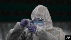 ARCHIVO - Un médico prepara pruebas de coronavirus para residentes en La Paz, Bolivia, el viernes 8 de enero de 2021.