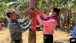 មន្ត្រីផ្នែកសុខភាពសត្វ និងមន្ត្រីកងរាជអាវុធហត្ថដាក់ផ្ទាំងផ្សាយអំពីការយល់ដឹងអំពីជំងឺផ្តាសាយបក្សី H5N1 នៅខេត្តព្រៃវែងនៃប្រទេសកម្ពុជា កាលពីថ្ងៃព្រហស្បតិ៍ ទី២៣ ខែកុម្ភៈ ឆ្នាំ២០២៣។