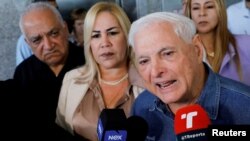 ARCHIVO: El expresidente de Panamá Ricardo Martinelli se dirige a los medios, acompañado de su abogada Shirley Castaneda, en Ciudad de Panamá, Panamá, febrero 6 de diciembre de 2024.