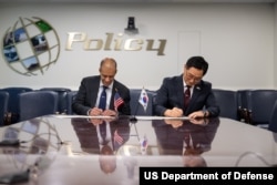 2024년 7월 11일 미 국방부 청사에서 비핀 나랑 당시 미 국방부 우주정책차관보와 조창래 한국 국방부 국방정책실장이 '대한민국과 미합중국의 한반도 핵억제 핵작전 지침'에 서명하고 있다. (자료사진)