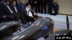 نمایش یک پهپاد جدید در جریان بازدید علی خامنه‌ای از نمایشگاه محصولات شرکت‌های دانش‌بنیان. ۲۱ مهر ۱۳۹۸