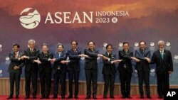资料照片：2023年9月5日，东盟国家领导人在雅加达出席东盟峰会期间拍合影。（美联社照片）