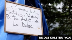 “Se cambian frutas, hortalizas y verduras por tus productos de la bolsa”: una pizarra guindada en un camión que está en una zona de Caracas.