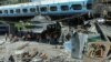 Para pekerja membersihkan lokasi yang hancur akibat serangan militer Rusia di Dnipro, Ukraina, 24 Agustus 2023. (Foto: Reuters)