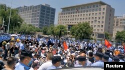 中國警察在河南鄭州包圍了抗議銀行爆雷的民眾。（2022年5月23日）