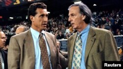 Los entrenadores argentinos Jorge Valdano (izq) y César Luis Menotti conversan antes del inicio de un partido benéfico en el estadio Nou Camp de Barcelona el 7 de noviembre de 1995.
