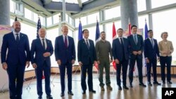 烏克蘭總統澤連斯基（中）在2023年5月21號G-7峰會在日本長崎開幕前的一次工作會議上會晤了G-7各國領袖。