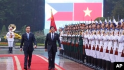菲律賓總統馬可斯（右）與時任越南國家主席​​武文賞在河內舉行的歡迎儀式上檢閱越南儀仗隊。 (2024年1月30日)