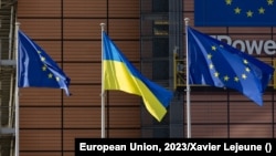 Zastave EU i Ukrajine ispred sjedišta Evropske komisije