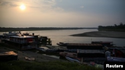 Los barcos flotan en el río Guaviare, mientras se llevan a cabo diálogos de paz entre los disidentes guerrilleros de las FARC que se autodenominan Estado Mayor Central (EMC) y el gobierno colombiano en San José del Guaviare, Colombia, 7 de marzo de 2024. 