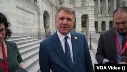 Конгресмен-республіканець та очільник комітету із закородонних справ Палати Представників Майкл Маккол, розмовляє із журналісткою Голосу Америки, Катериною Лісуновою.