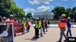 Inmigrantes latinos exigieron protecciones laborales, durante una manifestación en Washington. [Foto: Salomé Ramírez, VOA]