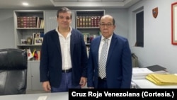 Ricardo Cusanno, presidente de la junta ad-hoc que interviene a la Cruz Roja en Venezuela, posa junto al secretario de esa organización, Mario Santimone, en Caracas.