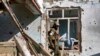 Seorang pejuang Taliban memeriksa rumah anggota ISIS yang hancur dalam konflik yang sedang berlangsung antara keduanya di Kabul, Afghanistan, Kamis, 5 Januari 2023. (AP/Ebrahim Noroozi)