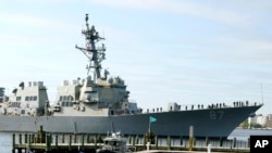 Arhiva - USS Mejson plovi pored doka u Norfolku, Virdžinija, 8. aprila 2021.