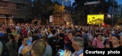 Građani ispred sedišta RTS-a, tokom 20. protesta "Srbija protiv nasilja", u Beogradu, 16. septembra 2023. (Foto: FoNet)