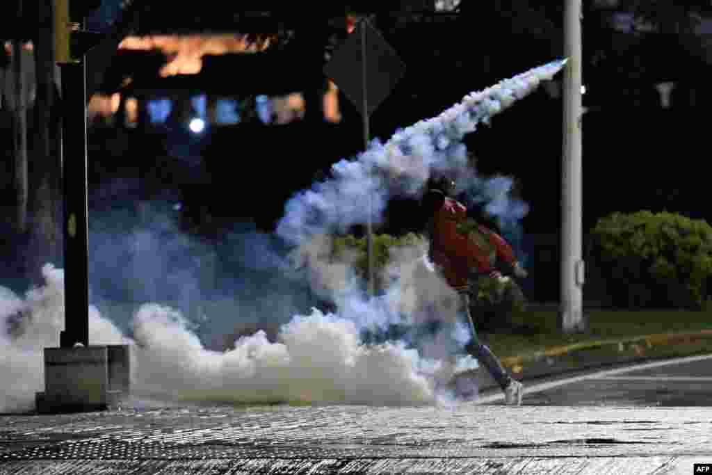 En medio de las manifestaciones, la policía lanzó gases lacrimógenos argumentando que se habían lanzado "fuegos artificiales en Plaza Catedral, lugar considerado Patrimonio Histórico, poniendo en peligro la vida de las personas".