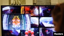 Se muestran transmisiones de video después de que la Cápsula de Orión de la NASA fuera llevada a la cubierta del pozo del buque Portland de la Armada de EEUU tras amarizar después de una exitosa misión lunar Artemis I sin tripulación el 11 de diciembre de 2022, visto en Baja California, México.
