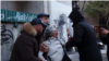 Trenutak kada neidentifikovani ljudi, za koje se kasnije ispostavilo da su policajci u civilu, privode antiratnu aktivistkinju Aidu Ćorović, nakon što je jajima gađala mural haškog osuđenika generala Ratka Mladića, u centru Beograda, 9. novembra 2021 (Foto: Videogreb)