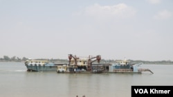 សាឡង់បើកតាមដងទន្លេមេគង្គ កន្លែងដែលព្រែកជីកហ្វូណនត្រូវសាងសង់ ។ (ស៊ុន ណារិន/វីអូអេ)