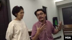 Tan Ei Ein, left, and her husband, Loh Teng Shui, shown here Oct. 19, 2023, are calling for a new and more thorough investigation into the landslide that killed 31 people in Batang Kali, Malaysia. (Dave Grunebaum/VOA)