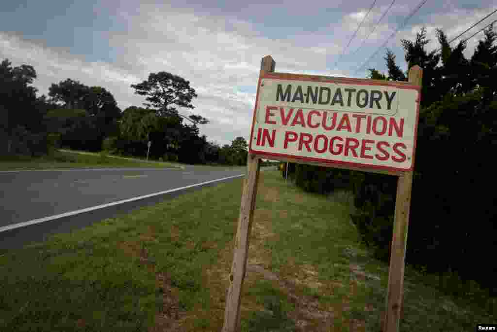 Un cartel de evacuación obligatoria alerta de la llegada del huracán Idalia, en Cedar Key, Florida, EEUU.