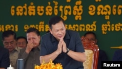 រូបឯកសារ៖ នាយករដ្ឋមន្ត្រីកម្ពុជា លោក ហ៊ុន ម៉ាណែត ចូលរួមពិធីជួបសំណេះសំណាលជាមួយកម្មកររោងចក្រកាត់ដែរ នៅជាយក្រុងរាជធានីភ្នំពេញ កាលពីថ្ងៃទី ២៩ ខែសីហា ឆ្នាំ ២០២៣។ 