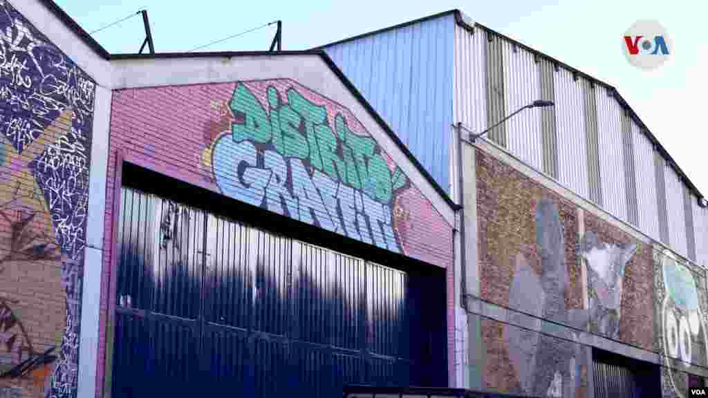 Bogotá cuenta con una zona especial llamada Distrito Graffiti con cerca de 6.000 metros cuadrados donde los muralistas pueden expresar en las paredes de ladrillo rojo y hormigón de las fábricas del lugar su arte urbano.