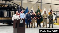 Alejandro Mayorkas, secretario del Departamento de Seguridad Nacional, se dirige a la prensa desde Tucson, Arizona, el 26 de junio de 2024.