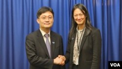 제2차 미한 북한인권협의에서 미국의 줄리 터너 북한인권특사와 한국 외교부의 전영희 평화외교기획단장이 악수를 하고 있다. 사진 = 한국 외교부 제공