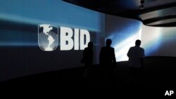 La gente pasa frente al logotipo del Banco Interamericano de Desarrollo (BID) en el centro de convenciones Atlapa en la Ciudad de Panamá, el viernes 15 de marzo de 2013.