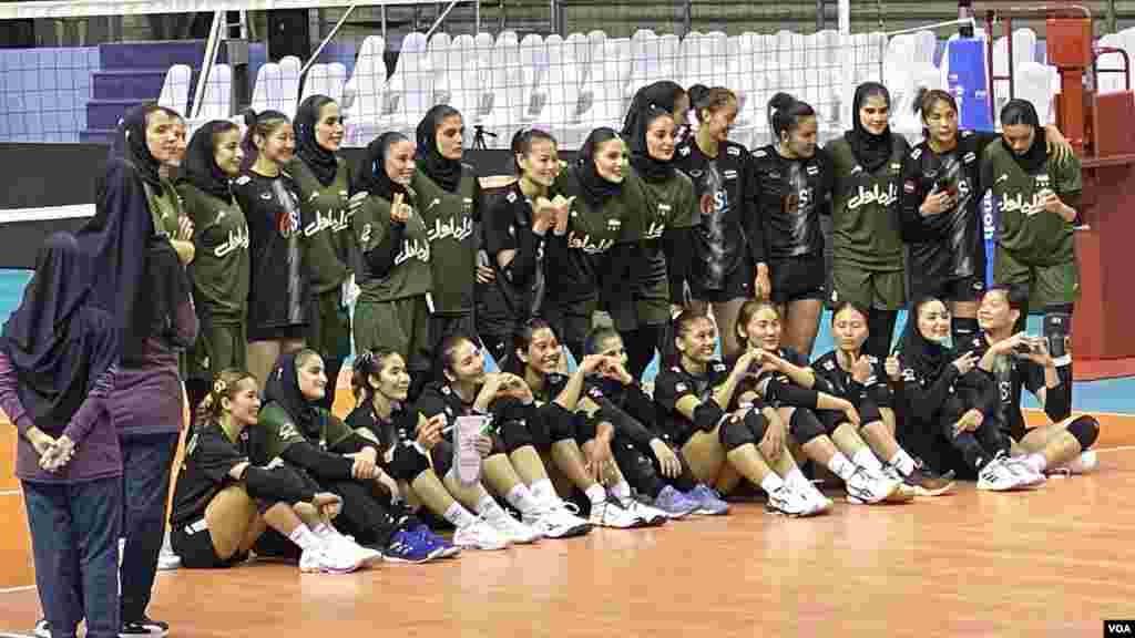 بازیکنان و کادر فنی تیمهای والیبال زنان ایران و تایلند در پایان دیدار تدارکاتی