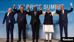 Le président brésilien Luiz Inacio Lula da Silva, le président chinois Xi Jinping, le président sud-africain Cyril Ramaphosa, le Premier ministre indien Narendra Modi et le ministre russe des Affaires étrangères Sergueï Lavrov à Johannesburg, le 23 août 2023.