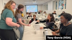 Especialistas del Museo Nacional de Mujeres en las Artes entregan copias de cartas y telegramas enviados por la pintora mexicana Frida Kahlo y sus familiares en el primer evento público de transcripción y conversión digital de la colección que preserva la institución.