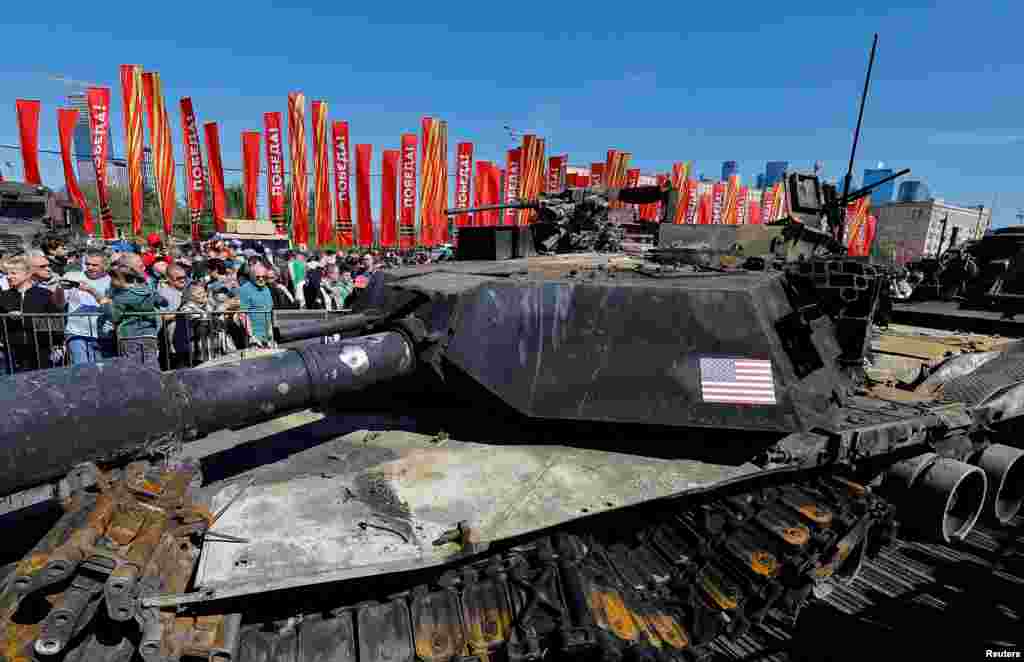 Los visitantes observan un tanque de guerra Abrams fabricado en Estados Unidos durante la exposición organizada por Rusia en el museo al aire libre Parque de la Victoria en Poklonnaya Gora, Moscú el 1 de mayo de 2024.