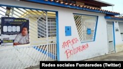 Un grafiti del plan chavista contra conspiraciones conocido como "furia bolivariana" fue pintado en la fachada de la sede de la ONG Fundaredes, en Caracas. Los inmuebles de algunos partidos de oposición en distintas regiones de Venezuela amanecieron con la misma pinta.