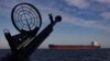 Un carguero pasa junto a una patrullera de la guardia costera de Ucrania en el mar Negro, en medio del ataque de Rusia a Ucrania, el 7 de febrero de 2024. REUTERS/Thomas Peter