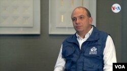 El defensor del pueblo, Carlos Camargo, en entrevista con la Voz de América en Bogotá, Colombia, en febrero de 2023. [Foto: Johan Reyes, VOA]