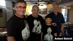 Un grupo de argentinos lucen la camiseta de Leo Messi en un restaurante de Miami minutos antes de arrancar el partido inaugural de la Copa América entre Argentina y Canadá, el 20 de junio de 2024.